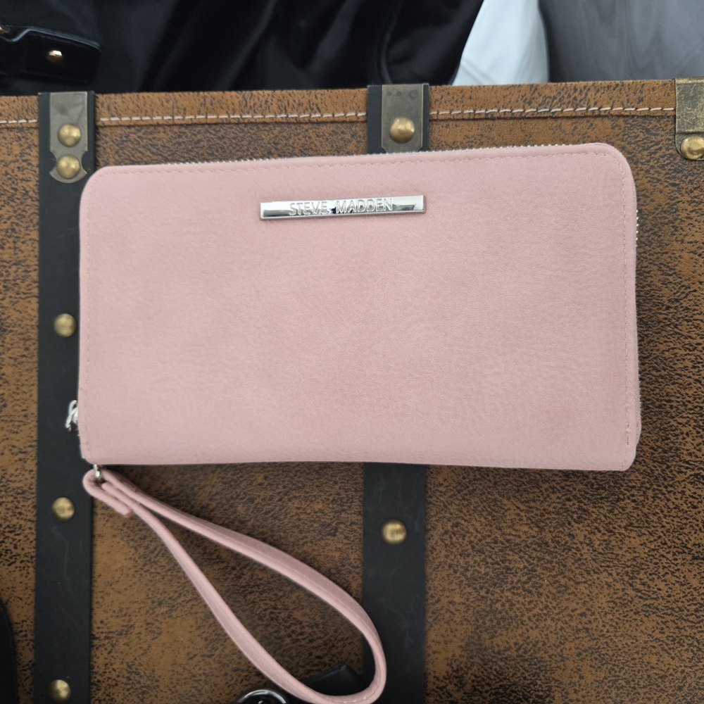 Steve Madden wristlet
